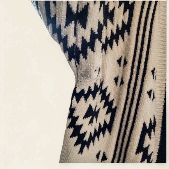 Kamana Aztec Print Chenille Cardigan – Size Large - Picture 3 of 9
